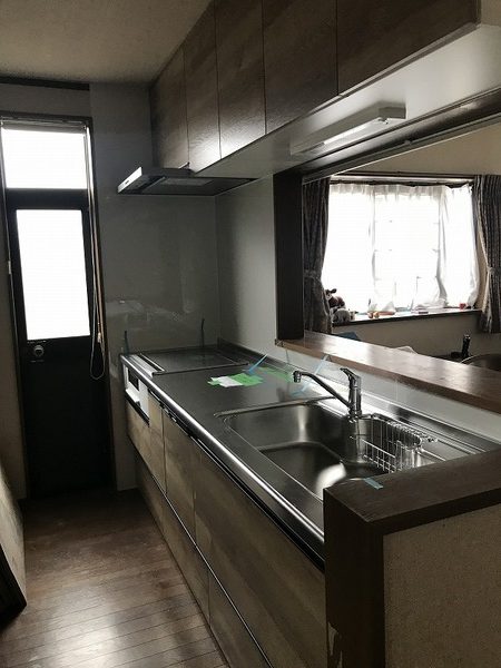 鹿児島市 キッチンリフォーム ~落ち着いた木目デザインで心地よい空間へ~