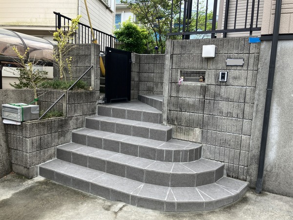 [鹿児島市]玄関ドア・玄関アプローチ階段タイル張替え“すっきりしたモダンな玄関先へ”