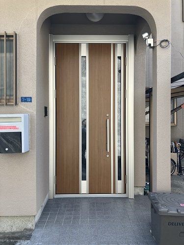 鹿児島市 玄関ドアリフォーム　～外壁塗装に合わせて明るい玄関へ～