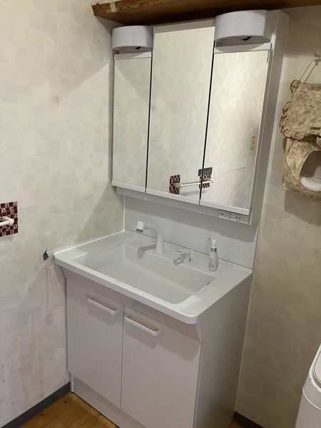 姶良市洗面台リフォーム　～チラシ商品でお得に３面鏡に～