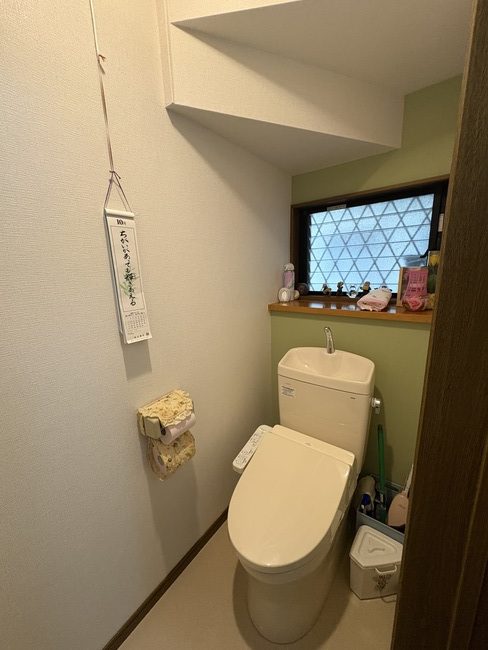 鹿児島市トイレリフォーム　～アクセントクロスで落ち着く空間に～