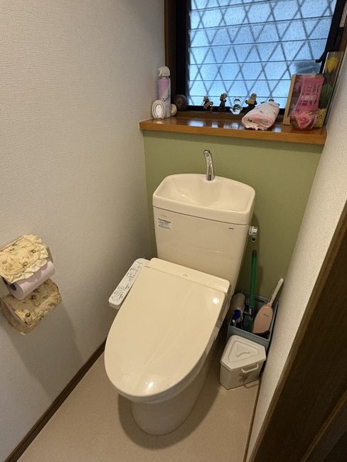 鹿児島市トイレリフォーム　～アクセントクロスで落ち着く空間に～